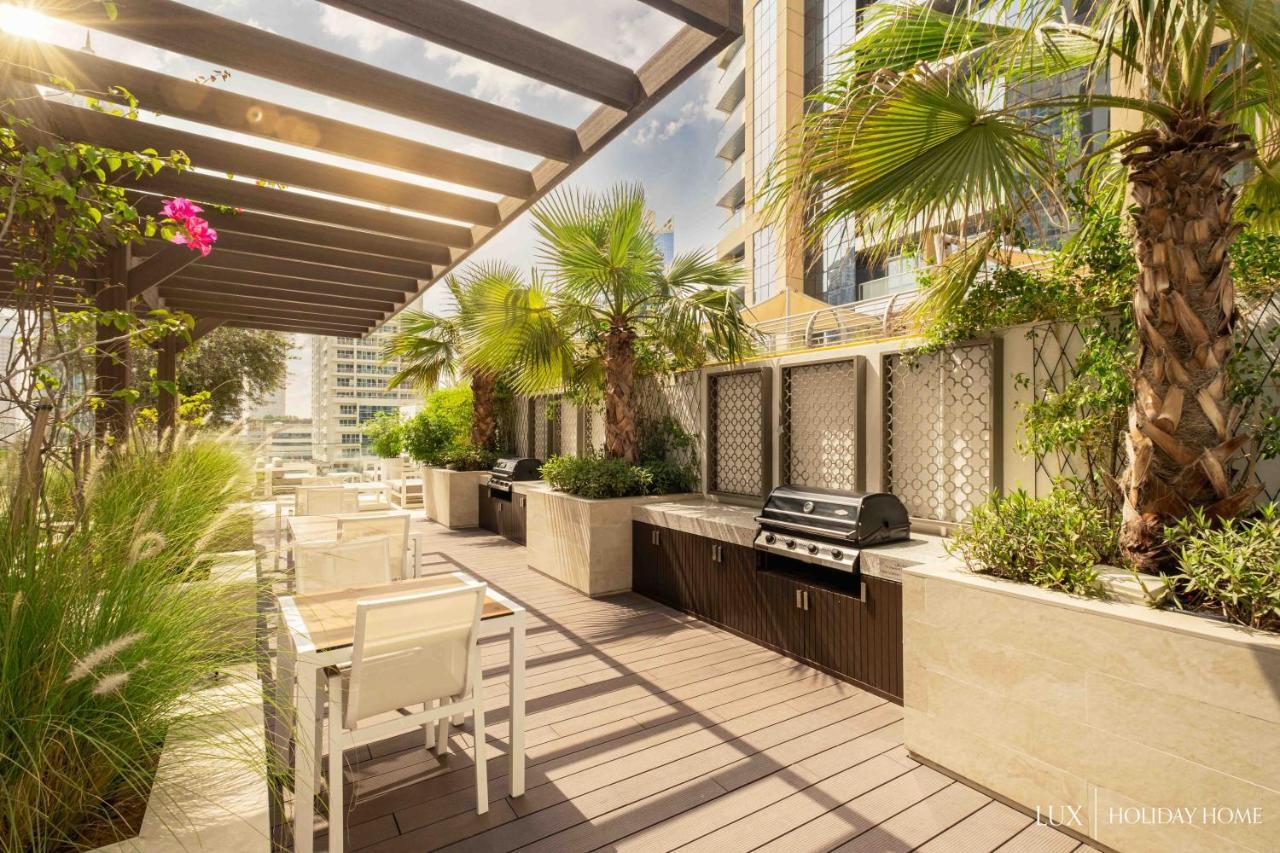 Lux Liv Contemporary Full Marina View