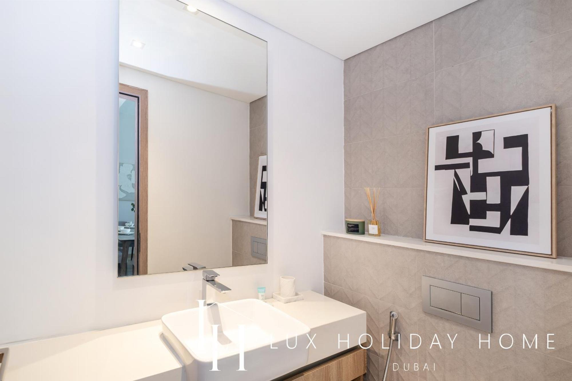 Lux Liv Contemporary Full Marina View *
